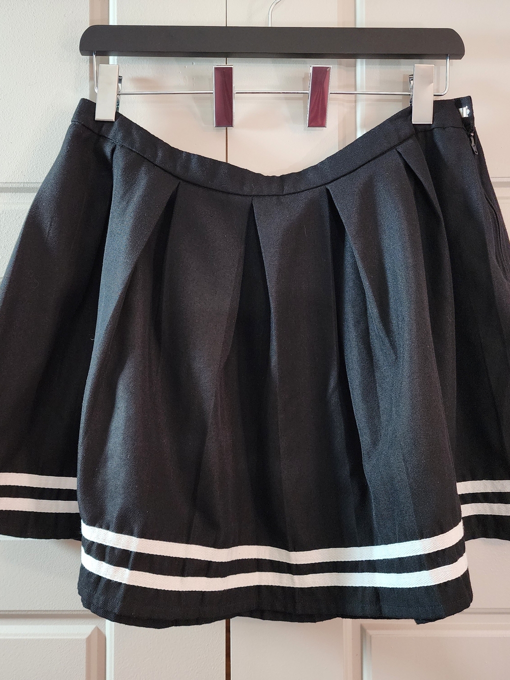 🔥 Hot Topic Black Pleated Cheer Skirt Varsity Stripes Goth Emo Punk 2X LIKE NEW - Picture 5 of 5